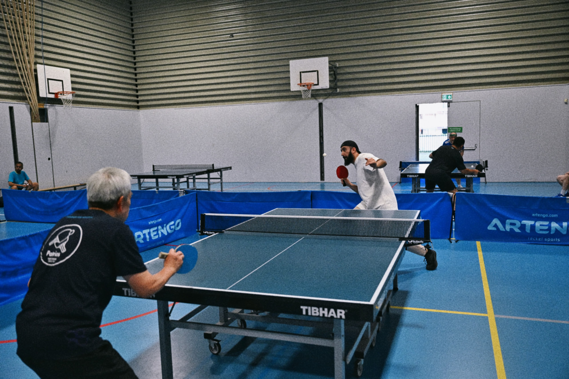 Open club evening with several matches running side by side in the hall at Sportcentrum Caland