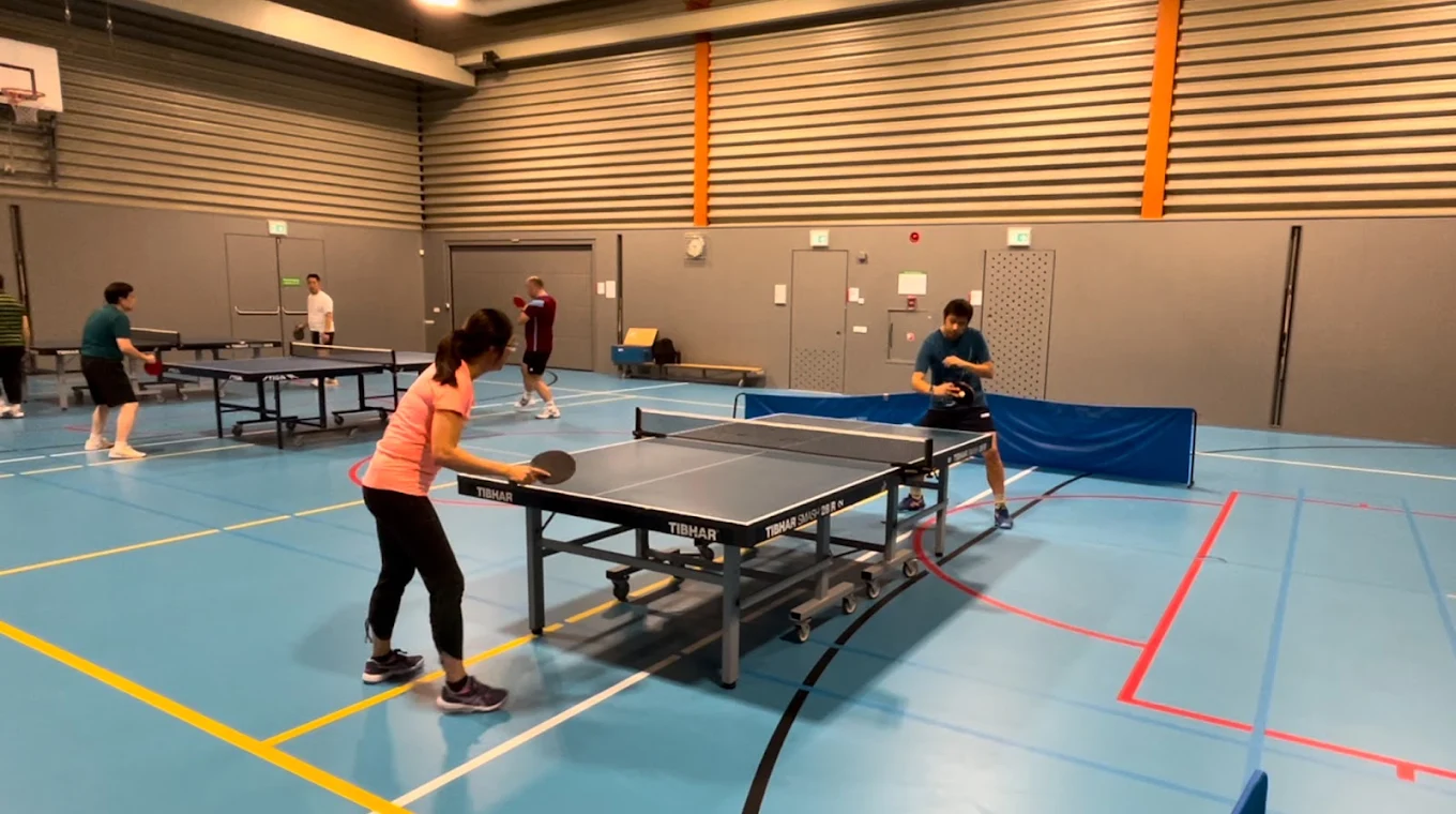 Leden spelen tafeltennis tijdens een vrije speelavond bij TTV Patrios